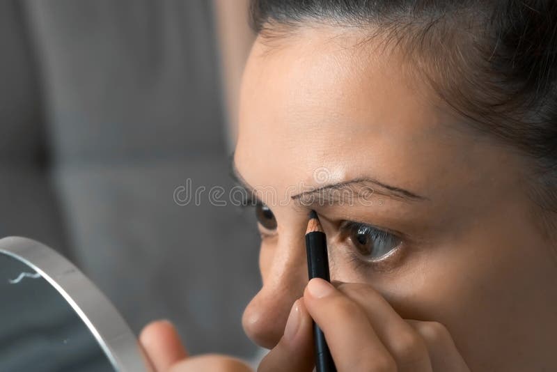 年轻女子在画眉毛前用铅笔画 库存照片 图片包括有被恫吓的 适当的 家庭 产生 化妆用品 年轻女子在画眉毛前用铅笔画 库存照片 图片包括有被恫吓的 适当的 家庭 产生 化妆用品