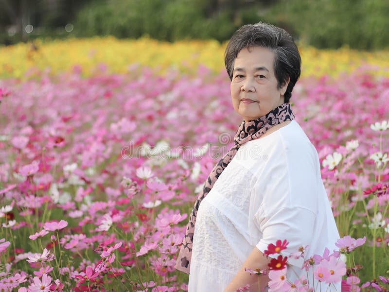 戴太阳镜的亚洲老太太在宇宙花园里抬头微笑库存图片 图片包括有戴太阳镜的亚洲老太太在宇宙花园里抬头微笑 戴太阳镜的亚洲老太太在宇宙花园里抬头微笑库存图片 图片包括有戴太阳镜的亚洲老太太在宇宙花园里抬头微笑