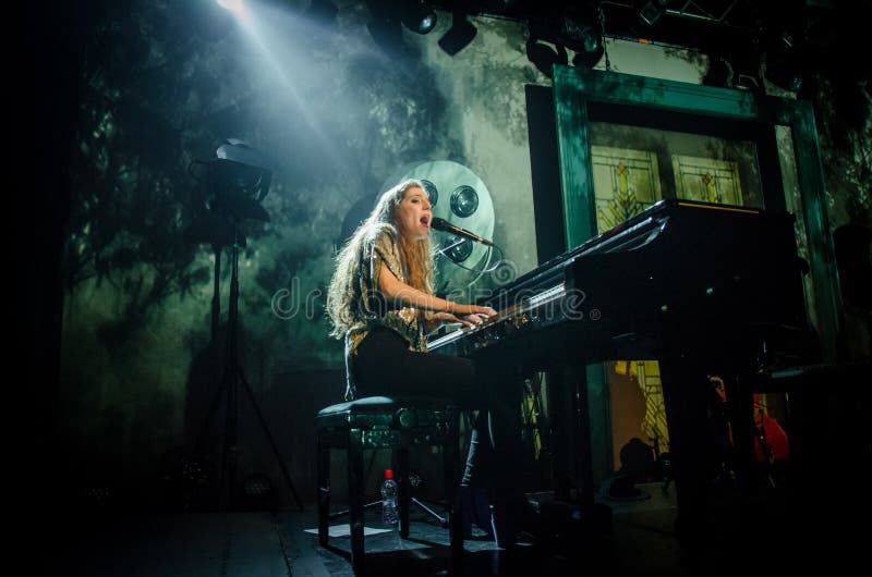 Birdy 歌手 编辑类库存图片 图片包括有歌曲作者 歌唱家 茉莉花 音乐会 小室 有篷货车