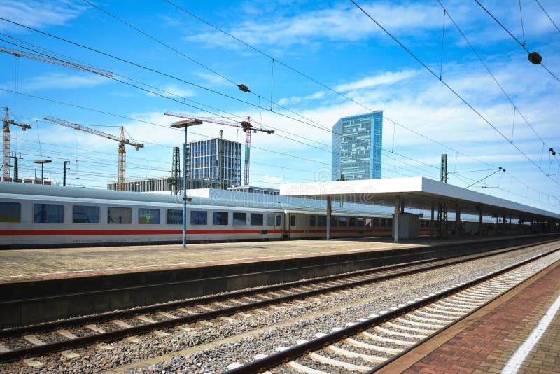 德国 Ic城际 列车夏日蓝天穿越曼海姆主火车站的轨道和站台编辑类图片 图片包括有业务量 天空