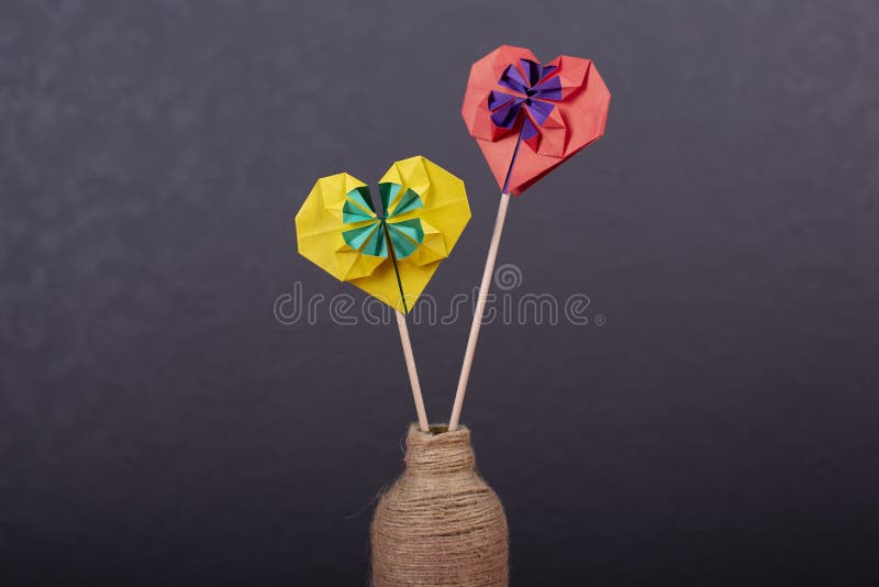 暗背景工作室草篮中手工制作的彩纸花折纸花纸工艺库存图片 图片包括有
