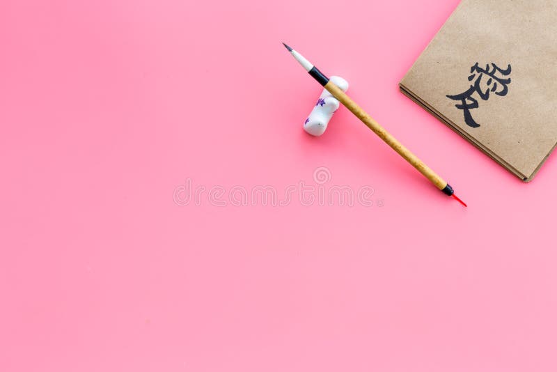 意味爱用英语的中国或日本象形文字在玫瑰色背景顶视图空间的书法概念为库存图片 图片包括有 意味爱用英语的中国或日本象形文字在玫瑰色背景顶视图空间的书法概念为库存图片 图片包括有