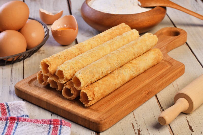 手工蛋卷库存照片 图片包括有会议室 可口 酥脆 酥皮点心 平分 手工制造 健康 面粉