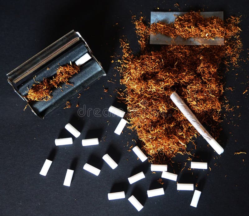 手滚动的香烟和烟草库存照片 图片包括有烟草 香烟 技巧 投反对票 设备 危险 补白 轧制 手滚动的香烟和烟草库存照片 图片包括有烟草 香烟 技巧 投反对票 设备 危险 补白 轧制