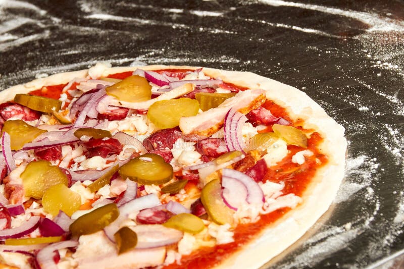 披萨的制作过程 烤炉前用铲子烤生披萨库存图片 图片包括有食物 新鲜 酥皮点心 面团 准备