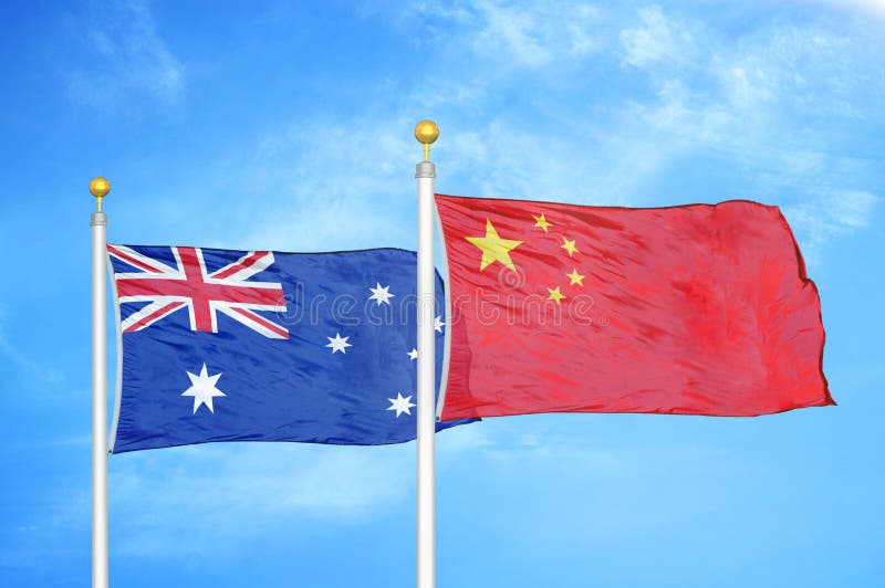 旗杆和蓝色云天两面旗帜库存图片 图片包括有澳洲 组合 中国 冲突 澳大利亚 独立 竞争