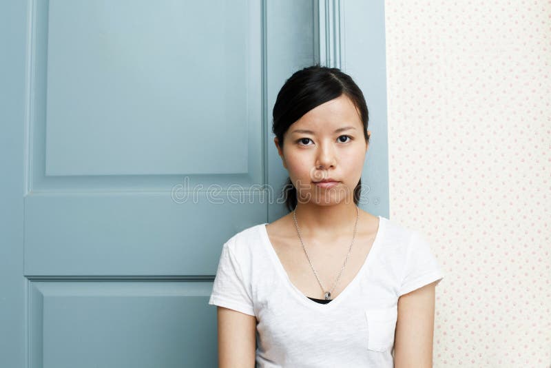 无表情的亚洲女青年库存图片 图片包括有现代 绿色 照亮 设计 幸福 倾斜 查找 想法 无表情的亚洲女青年库存图片 图片包括有现代 绿色 照亮 设计 幸福 倾斜 查找 想法