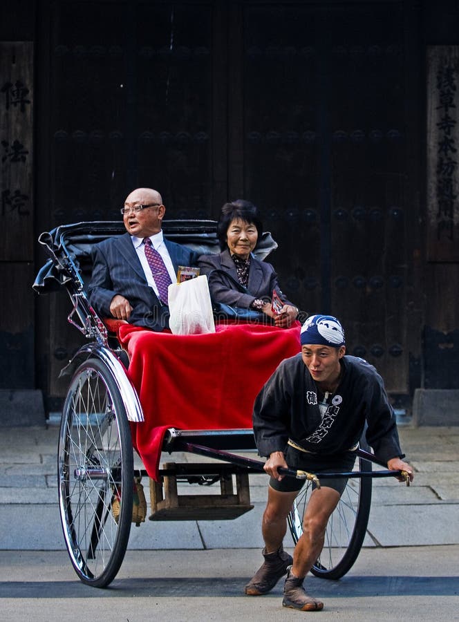 东京人力车编辑类照片 图片包括有生活方式 地点 历史 日本 出租汽车 道路 街道 夫妇 东京人力车编辑类照片 图片包括有生活方式 地点 历史 日本 出租汽车 道路 街道 夫妇