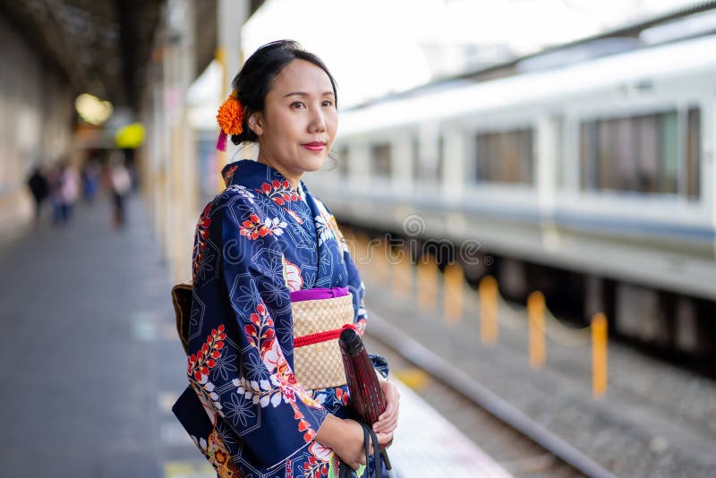 在京都伏见稻里神社的红色木门中 穿着日式和服的日本女性 和野是日本传统的库存图片 图片包括有地标 日本 在京都伏见稻里神社的红色木门中 穿着日式和服的日本女性 和野是日本传统的库存图片 图片包括有地标 日本