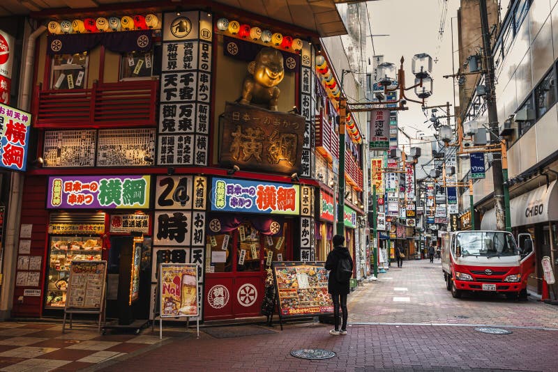 从上面的大阪梅田蓝天大厦编辑类库存照片 图片包括有天空 布琼布拉 大阪 顶层