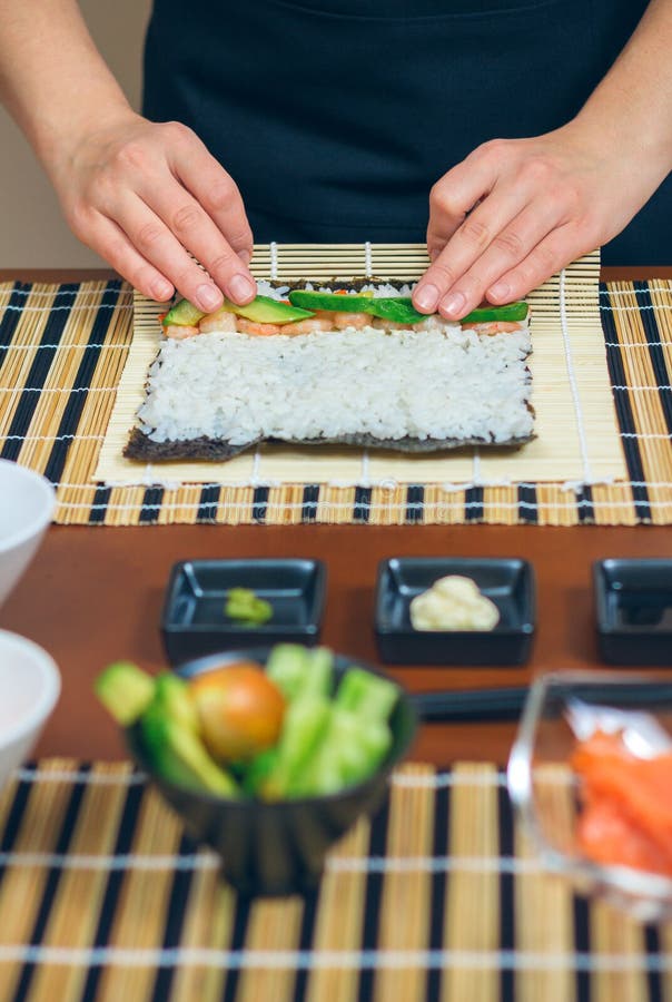 滚动日本寿司的妇女厨师的手库存照片 图片包括有黄瓜 正餐 健康 可怕地 准备 三文鱼 美食 滚动日本寿司的妇女厨师的手库存照片 图片包括有黄瓜 正餐 健康 可怕地 准备 三文鱼 美食