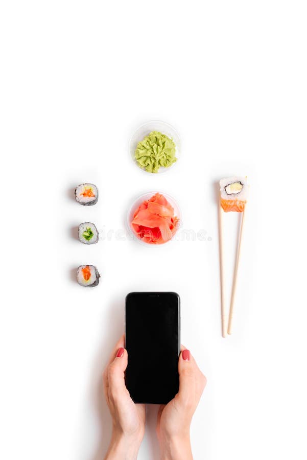 日本料理店网上单和交货寿司卷拿着顶面电话大模型白色背景的筷子手库存图片 图片包括有日语 简单派