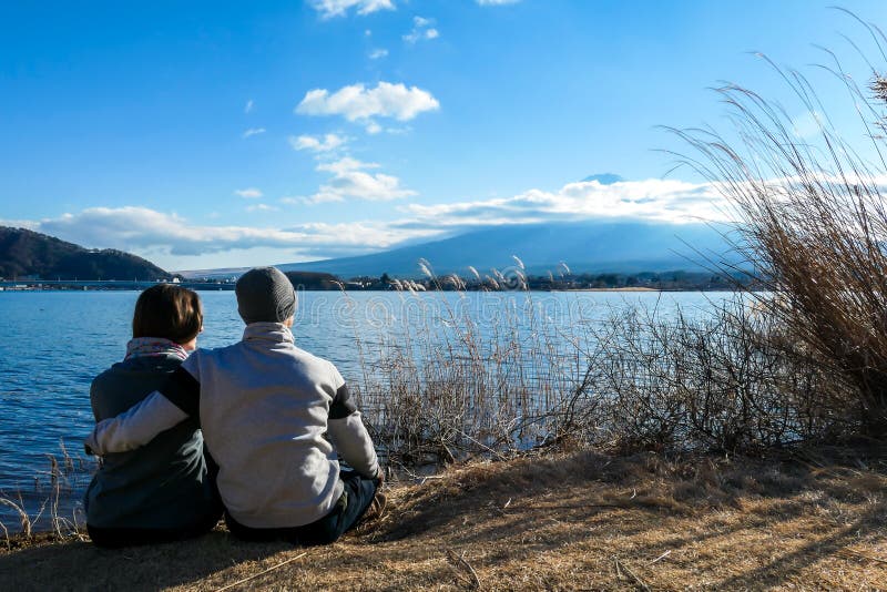 日本 一对站在川古知子湖边欣赏富士山的夫妇库存图片 图片包括有放松 反映 日落 本质 日本 一对站在川古知子湖边欣赏富士山的夫妇库存图片 图片包括有放松 反映 日落 本质