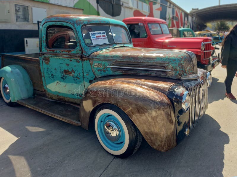 旧生锈的皮卡福德1940年代多用车 侧视图 21年博览会编辑类照片 图片包括有农场 旅行