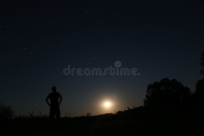 星空和月亮在背景下升起库存照片 图片包括有 星空和月亮在背景下升起库存照片 图片包括有