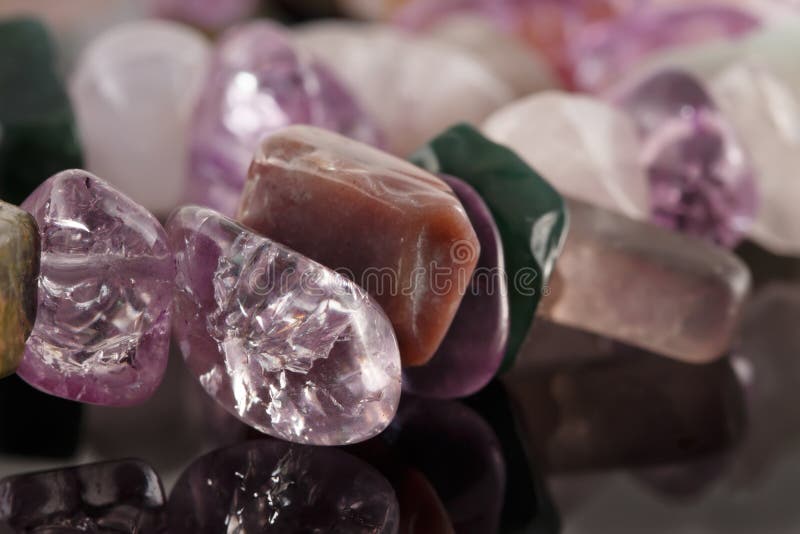 紫晶 荧石 碧玉 红玉和ro特写镜头水晶库存图片 图片包括有 紫晶 荧石 碧玉 红玉和ro特写镜头水晶库存图片 图片包括有