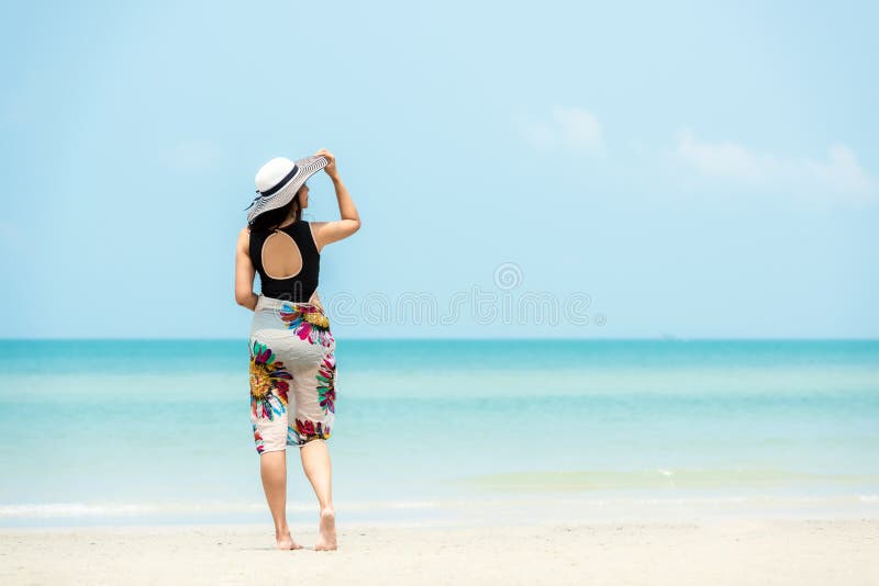 暑假生活女人寒意地举着大白帽 穿着服装夏日旅行 寒意地站在沙滩上库存照片 图片包括有田园诗 气候 暑假生活女人寒意地举着大白帽 穿着服装夏日旅行 寒意地站在沙滩上库存照片 图片包括有田园诗 气候