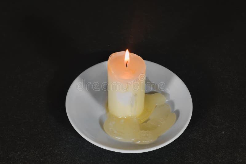 暗暗背景上的燃烧蜡烛特写库存图片 图片包括有对象 火焰 发光 概念性 信念 晚上 庆祝