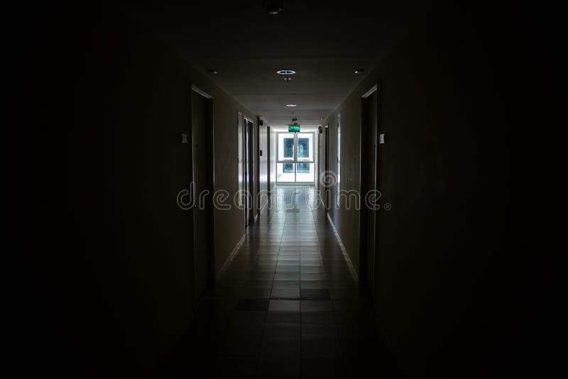 暗路通向光库存照片 图片包括有最高限额 干净 入口 装饰 拱道 地板 推力 大厅