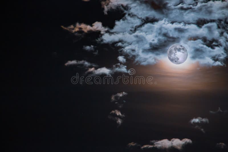 月云夜幕 万圣节夜库存照片 图片包括有科学 午夜 照亮 投反对票 背包 万圣节 横向 月云夜幕 万圣节夜库存照片 图片包括有科学 午夜 照亮 投反对票 背包 万圣节 横向