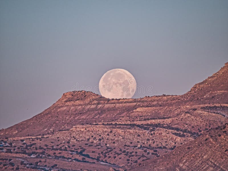 月亮和山库存图片 图片包括有月亮 日出 犹他 西部 沙漠 科罗拉多 横向 国界的