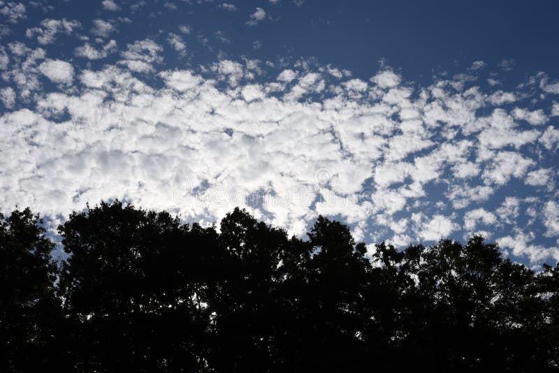 9月背景图像 蓝天和白云库存图片 图片包括有蓝天和白云 9月背景图像