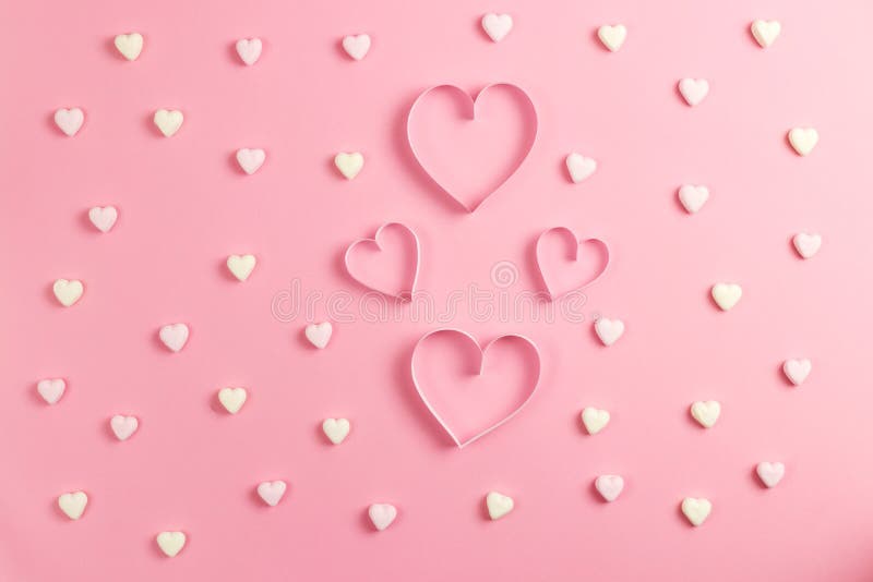 2月14日情人节作品纤细的粉红色背景和用纸切出的心脏心形库存照片 图片包括有背包 水平