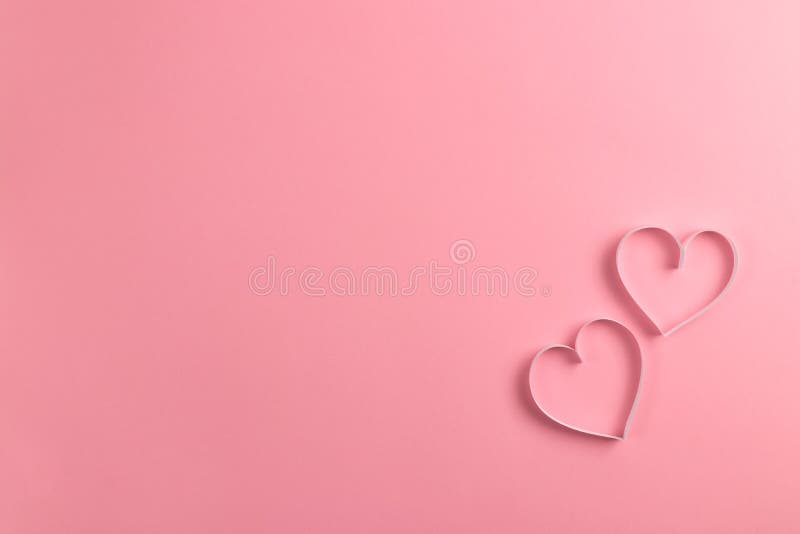 2月14日情人节作品纤细的粉红色背景和用纸剪掉的粉红心贺卡库存照片 图片包括有装饰 构成