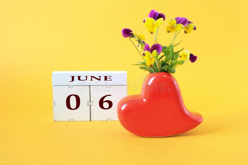 6月6日日历 6月的英文名称数字0和6是一个红心花的花瓶库存图片 图片包括有装饰 红色
