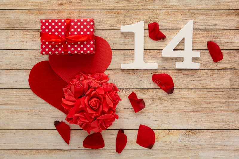 2月14日花瓣 花 心和木头编号的木制背景情人节的概念库存照片 图片包括有约会 复制 2月14日花瓣 花 心和木头编号的木制背景情人节的概念库存照片 图片包括有约会 复制
