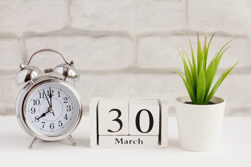 3月30日 在闹钟旁的木日历上日历日期 假日活动或生日库存图片 图片包括有被宣扬的 日志