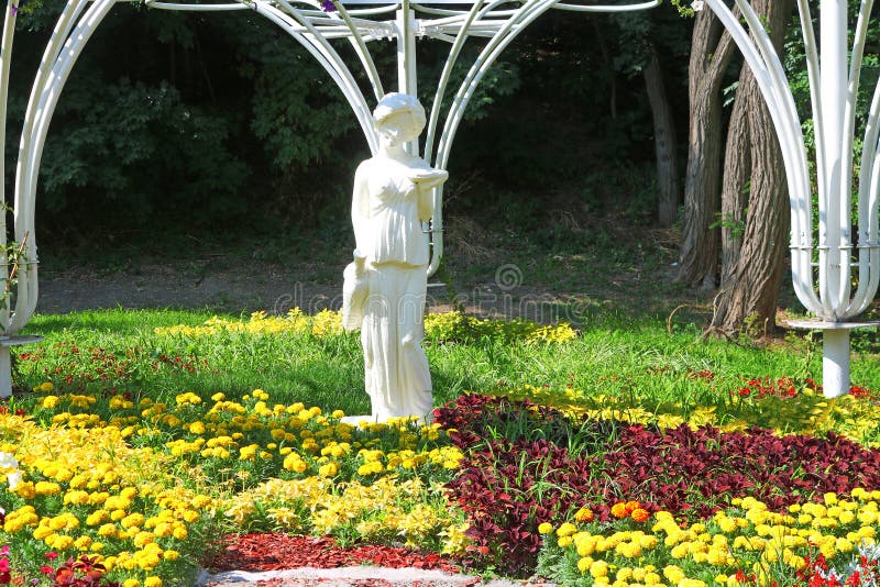 6月14日7月28日在乌克兰基辅举行的 奇花极花 展图库摄影片 图片包括有花圃 树精 工厂 6月14日7月28日在乌克兰基辅举行的 奇花极花 展图库摄影片 图片包括有花圃 树精 工厂