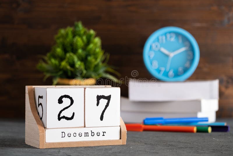 12月27日天27 12月月在商人或学童工作场所背景的日历花雪时间冬天库存照片 图片包括有 12月27日天27 12月月在商人或学童工作场所背景的日历花雪时间冬天库存照片 图片包括有