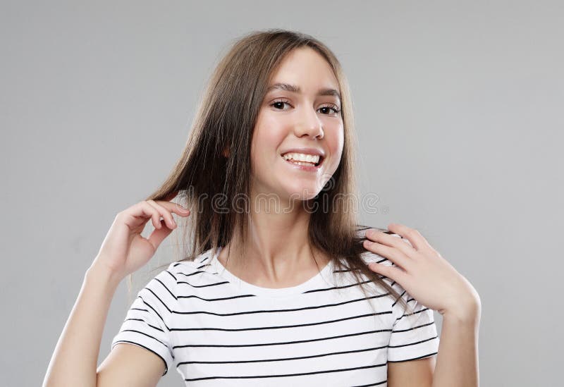 有快乐的表示的正面女性 穿戴在便服 在白色背景室内美女库存照片 图片包括有室内美女 有快乐的表示的正面女性 穿戴在便服 在白色背景