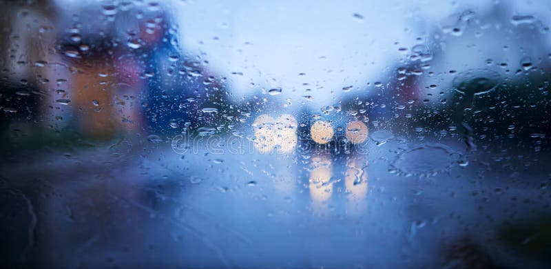 晚上在汽车挡风玻璃上洒雨库存照片 图片包括有驱动器 多雨 小滴 天空 闪电 照亮 蠢材 晚上在汽车挡风玻璃上洒雨库存照片 图片包括有驱动器 多雨 小滴 天空 闪电 照亮 蠢材