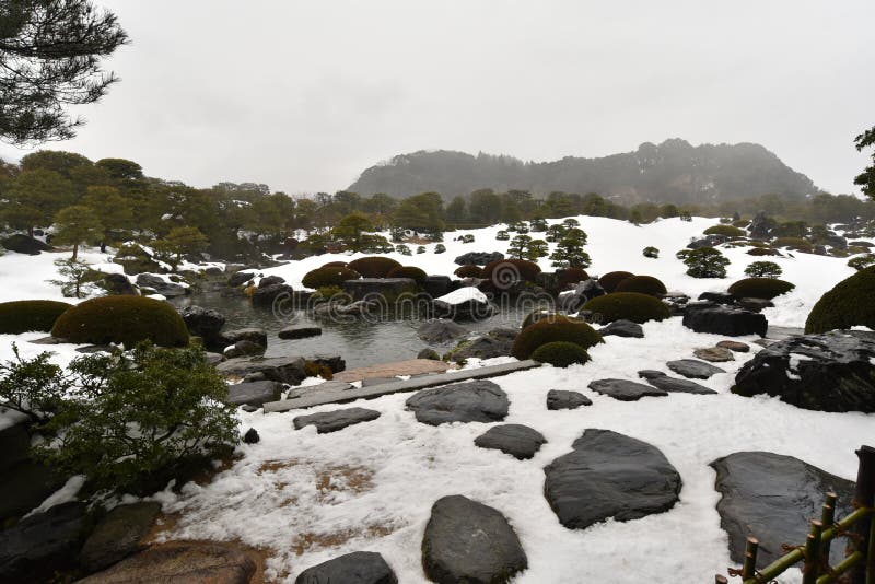 有白色雪的日本庭院库存图片 图片包括有有白色雪的日本庭院 有白色雪的日本庭院库存图片 图片包括有有白色雪的日本庭院