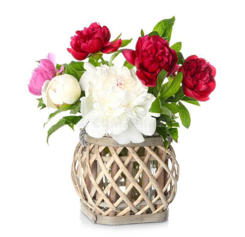 有绿蔷薇美丽的花束的花瓶在桌上的反对难看的东西背景库存图片 图片包括有