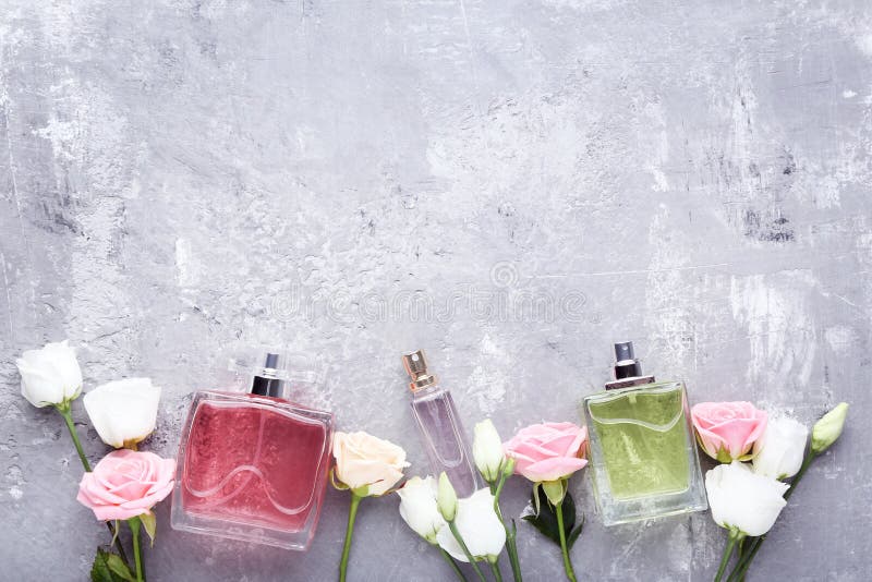 有花的香水瓶库存照片 图片包括有方式 礼品 高雅 颜色 花卉 装饰 香味 魅力 被装瓶的