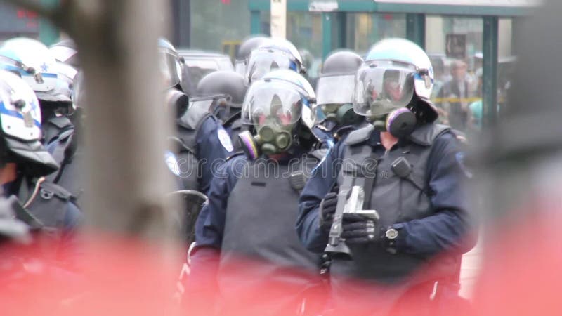 有防毒面具和马的全副武装的防暴警察官员影视素材 视频包括有有防毒面具和马的全副武装的防暴警察官员 有防毒面具和马的全副武装的防暴警察官员影视素材 视频包括有有防毒面具和马的全副武装的防暴警察官员