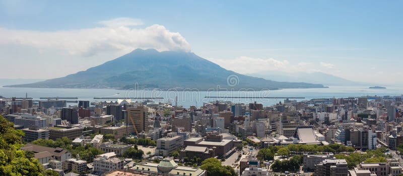 有鹿儿岛湾和喷发的沃尔坎火山的樱岛火山鹿儿岛市在一个清楚的夏日位于鹿儿岛 九州 在南部库存图片