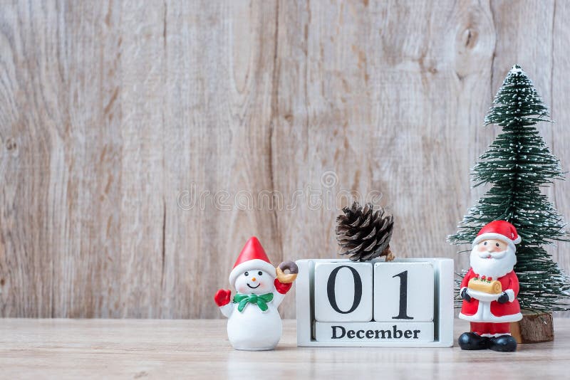 木桌背景的12月1日圣诞装饰雪人 圣诞老人 松树库存图片 图片包括有日期 节假日 杉木 活动