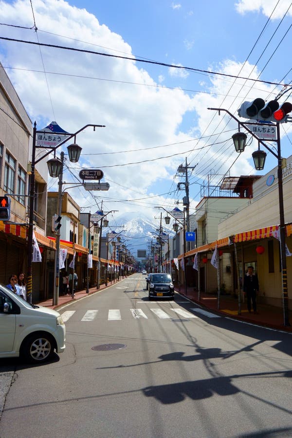本草街富士川古町通往富士山的路背景中的藤山编辑类照片 图片包括有聚会所 云彩 蓝色 藤山