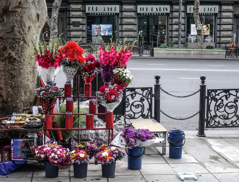 格鲁吉亚第比利斯街上的花店图库摄影片 图片包括有出售 花卉 门面 显示 装饰 巴黎 城市