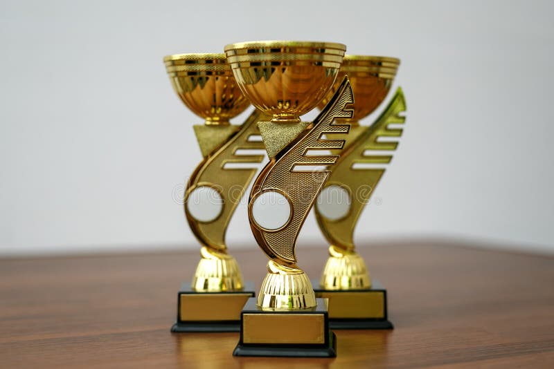 桌上的优胜杯库存照片 图片包括有挑战 人兽交 杯子 奖牌 庆祝 商业 竞争 刺激