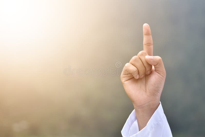 模糊背景上带有互变符号的男手库存照片 图片包括有特写镜头 男性 上帝 人力 产生 设计 模糊背景上带有互变符号的男手库存照片 图片包括有特写镜头 男性 上帝 人力 产生 设计
