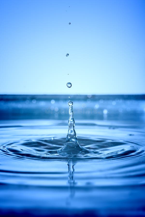 水滴背景库存照片 图片包括有会议 蓝色 模式 液体 照亮 圈子 没人 放松 概念