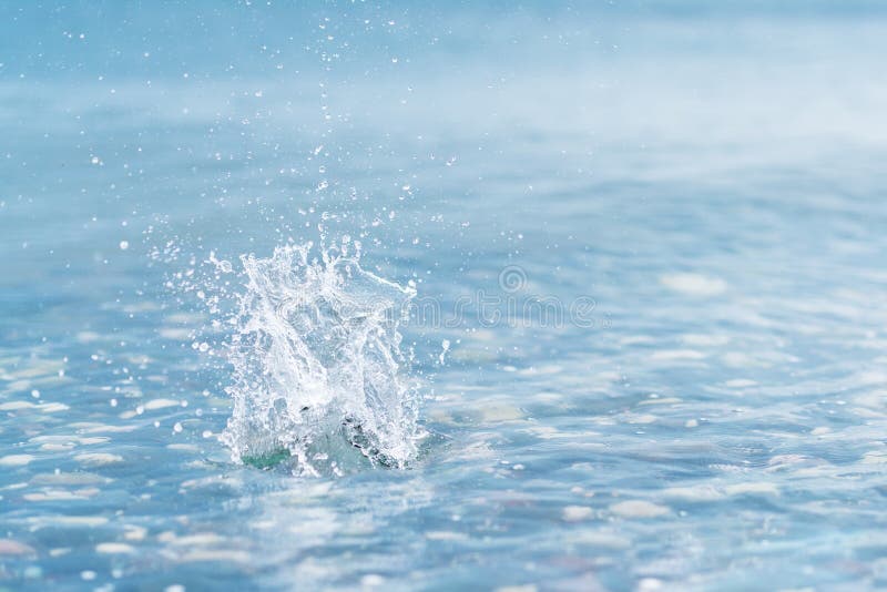 水 在波浪蓝色海背景的水飞溅库存图片 图片包括有水 在波浪蓝色海背景的水飞溅