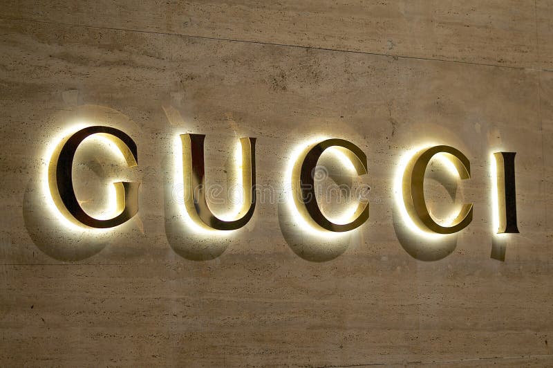 Gucci品牌在the Shops At Crystals购物中心标牌上广告意大利奢侈品牌店编辑类图片 图片包括有外部 玻璃