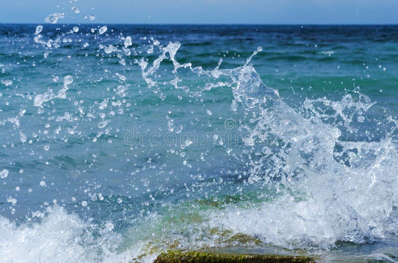 沿海透明海 海洋碰撞的波浪库存照片 图片包括有