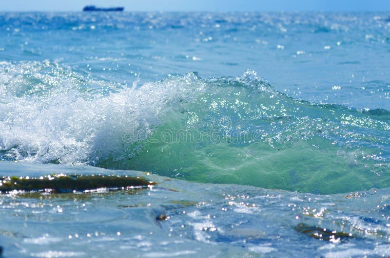 沿海透明海 海洋碰撞的波浪库存照片 图片包括有